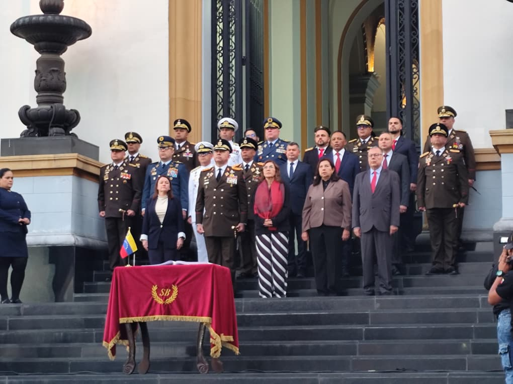 Imagen de AUTORIDADES NACIONALES CONMEMORAN EL 216° ANIVERSARIO DEL 19 DE ABRIL DE 1810 CON IZADA DE LA BANDERA EN EL PANTEÓN NACIONAL