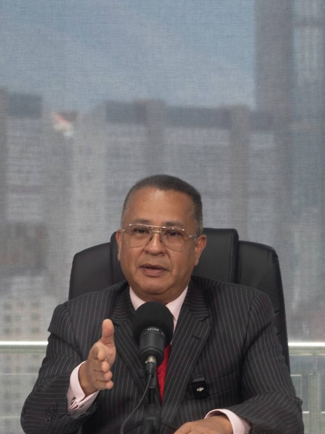 COMISARIO DOUGLAS RICO ADVIERTE SOBRE LA INTOXICACIÓN DIGITAL Y EL DISEÑO ADICTIVO DE LAS REDES SOCIALES