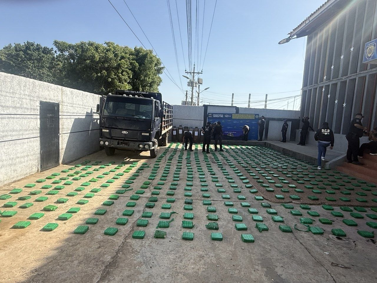 Imagen de CPNB DETIENE A SUJETO CON 600 ENVOLTORIOS DE MARIHUANA OCULTOS EN CILINDROS DE GAS EN ZULIA