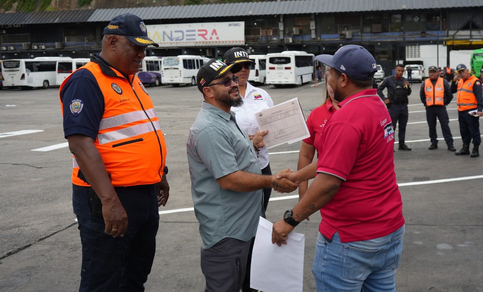 INTT ENTREGÓ RENOVACIONES DE CERTIFICACIÓN DE PRESTACIÓN DE SERVICIOS A OPERADORAS DE TRANSPORTE EN EL TERMINAL LA BANDERA