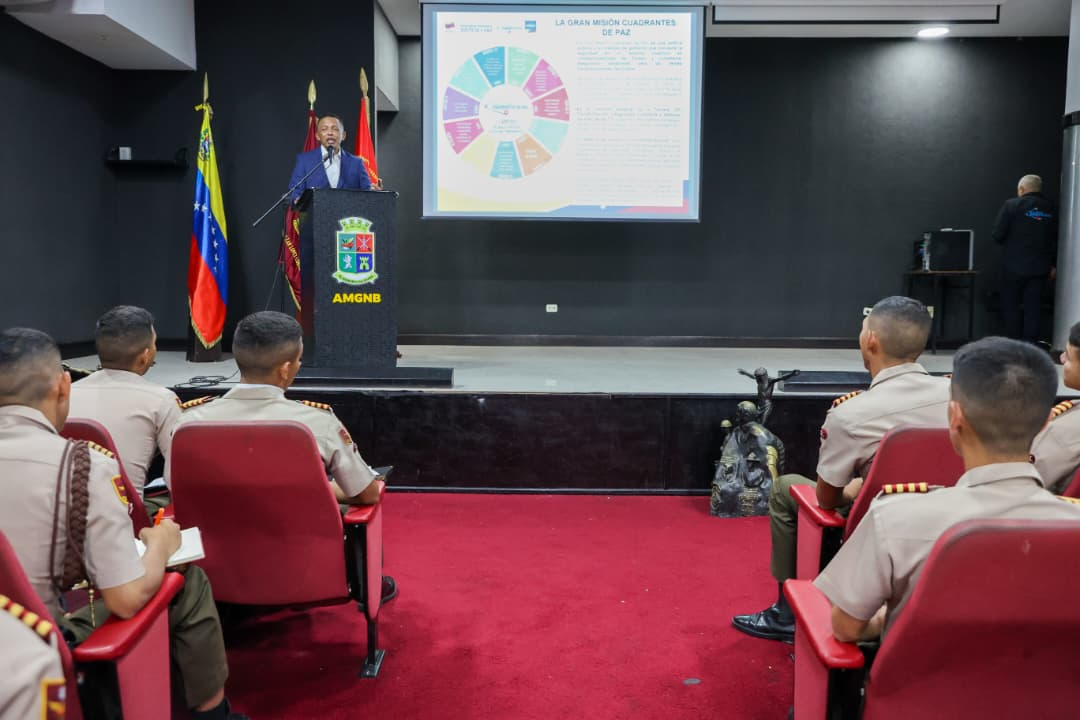 Imagen de FUTUROS TENIENTES DE LA GNB RECIBEN CLASE MAGISTRAL DEL G/D ENDES PALENCIA SOBRE SEGURIDAD CIUDADANA