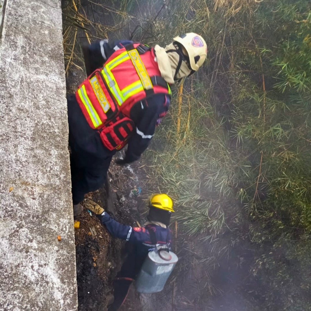 BOMBEROS DE MÉRIDA SOFOCARON QUEMA DE DESECHOS EN EL VIGÍA