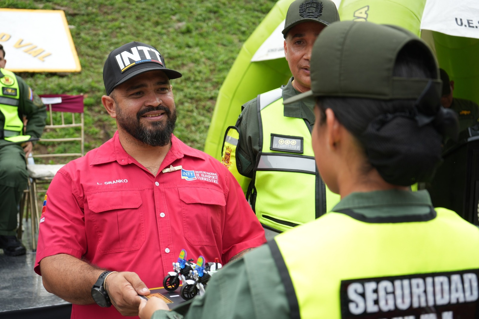 INTT ENTREGA INSUMOS DE SEGURIDAD VIAL AL COMANDO DE ZONA Nº 41 DE LA GUARDIA DEL PUEBLO